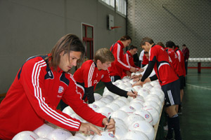 Emri:  autogramme_fcb_231008_06.jpg

Shikime: 198

Madhsia:  26.8 KB