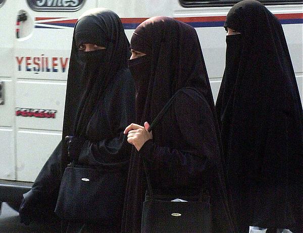 Emri:  779px-Niqab.jpg

Shikime: 473

Madhsia:  53.0 KB