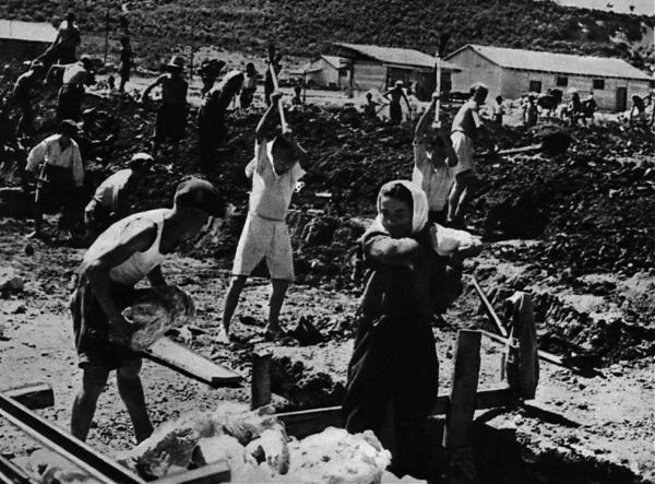 Emri:  Fillimi i punes ndertuese 1944.jpg

Shikime: 4081

Madhsia:  66.5 KB