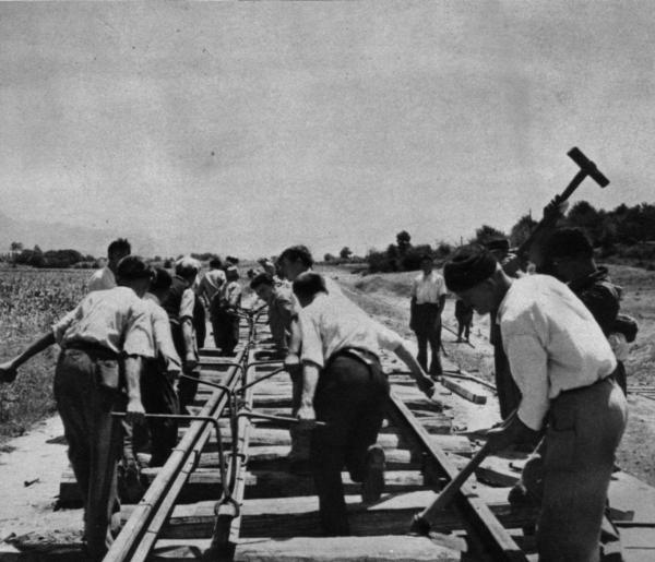 Emri:  Shqiperia filloi te ndertonte hekurudha 1945.JPG

Shikime: 3384

Madhsia:  48.0 KB