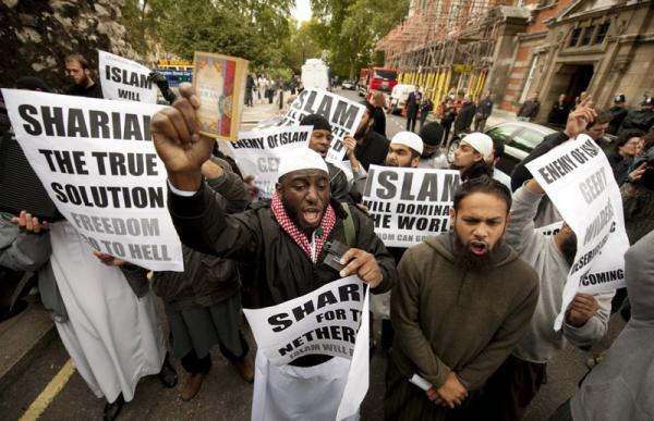Emri:  Brandishing banners saying 'Sharia is the true solution, freedom go to hell', Muslim protesters .jpg

Shikime: 451

Madhsia:  52.6 KB