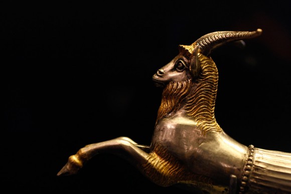 Emri:  A-5th-century-B.C.-gold-plated-silver-rython-is-pictured-at-the-Thrace-and-the-Ancient-World-exh.jpg

Shikime: 845

Madhsia:  27.7 KB