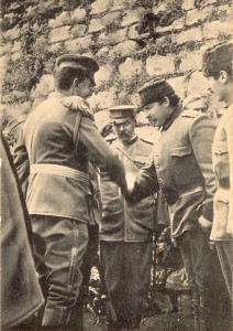 Emri:  Esat-Toptani-duke-i-dorëzuar-çelësat-e-fortesës-së-Shkodrës-Princi.jpg

Shikime: 133

Madhsia:  30.1 KB