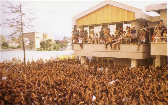 Emri:  ambasada.jpg

Shikime: 204

Madhsia:  47.3 KB