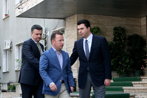 Emri:  Kryetari-i-PD-Lulzim-Basha-dhe-deputetet-Eduard-Halimi-dhe-Arben-Ristani-duke-dale-pas-nje-takim.jpg

Shikime: 688

Madhsia:  62.9 KB