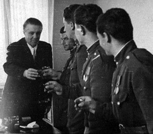 Emri:  ENVER-HOXHA-ME-USHTARAKT-300x263.jpg

Shikime: 3863

Madhsia:  22.3 KB