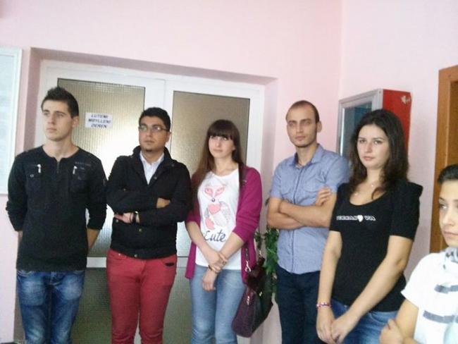 Emri:  1475892_839183392788469_7936692543957966300_n.jpg

Shikime: 360

Madhsia:  38.6 KB