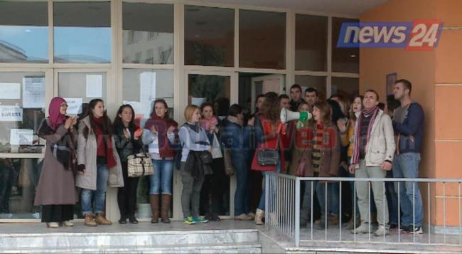 Emri:  studentet-protesttee.jpg

Shikime: 616

Madhsia:  36.8 KB