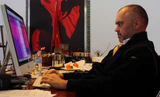 Emri:  Edi-Rama-ne-kompjuter-320x194.jpg

Shikime: 168

Madhsia:  17.4 KB