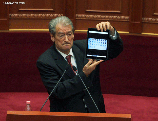 Emri:  BErisha-Sali-640x491.gif

Shikime: 417

Madhsia:  175.3 KB