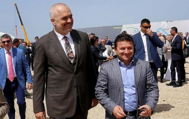 Emri:  Edi-Rama-dhe-Elvis-Roshi.jpg

Shikime: 463

Madhsia:  52.6 KB