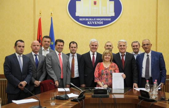 Emri:  Komisioni-i-reformes.jpg

Shikime: 251

Madhsia:  32.1 KB