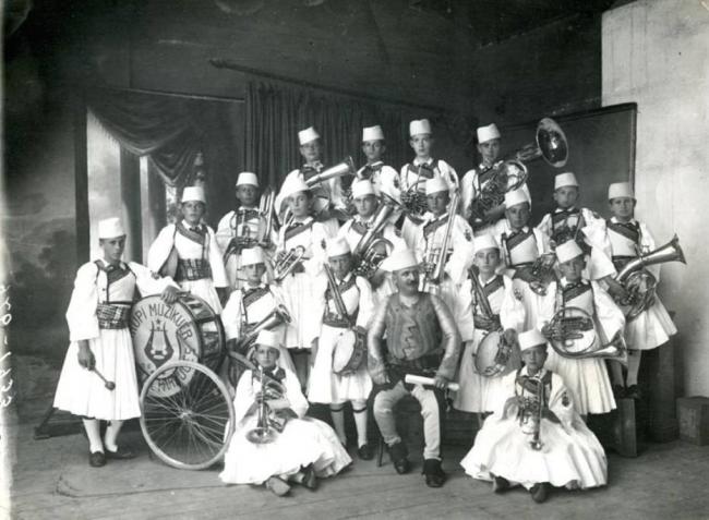 Emri:  1878-Banda muzikore e Shkolls s Parrucs.jpg

Shikime: 4363

Madhsia:  51.4 KB