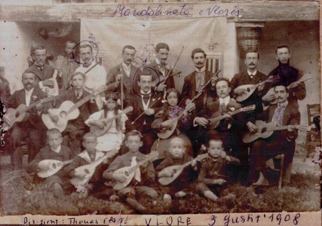 Emri:  Grupi-i-madnolinates-1.-Thanas-Floqi-dirigjent-2.-Kristo-Floqi-vellai-Vlore-3-Gusht-1908.jpg

Shikime: 1516

Madhsia:  54.5 KB