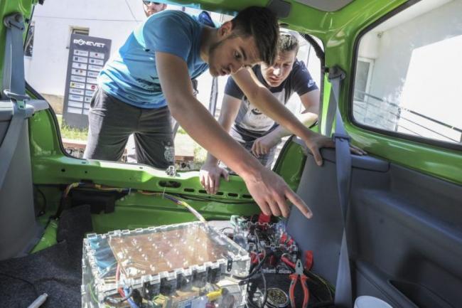 Emri:  Bonevet_Electric-Car_029_web-1024x682-768x512.jpg

Shikime: 289

Madhsia:  46.0 KB