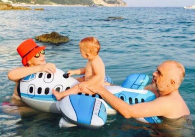 Emri:  auto_edi_rama_me_pushime1500214345.jpg

Shikime: 1512

Madhsia:  43.2 KB