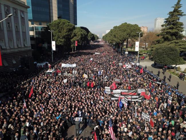 Emri:  protesta-kola-1068x801.jpg

Shikime: 299

Madhsia:  86.3 KB
