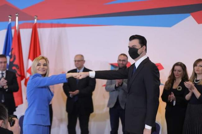 Emri:  lulzim-basha-monika-kryemadhi.jpg

Shikime: 190

Madhsia:  29.3 KB