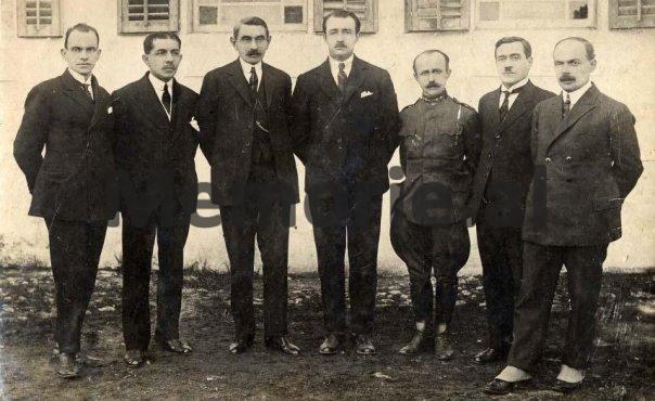 Emri:  ahmet-zogu-me-qeverine-ne-1923.jpg

Shikime: 1930

Madhsia:  47.6 KB