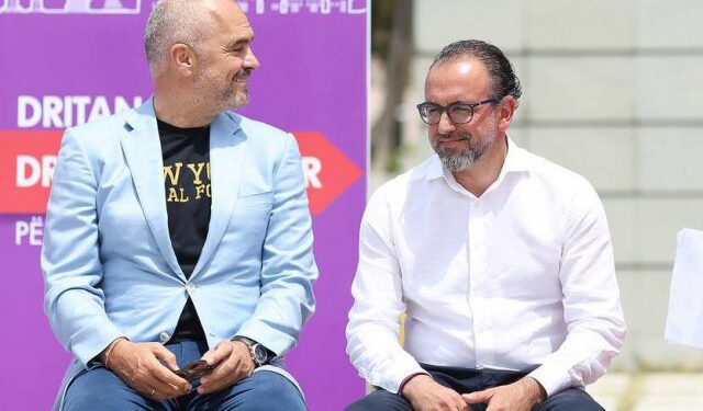 Emri:  edi_rama_dritan_leli_1_8243-640x434-1-640x375.jpg

Shikime: 418

Madhsia:  40.5 KB
