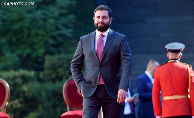 Emri:  Drejtori-i-MIA-Endri-Fuga-1.jpg

Shikime: 109

Madhsia:  28.7 KB