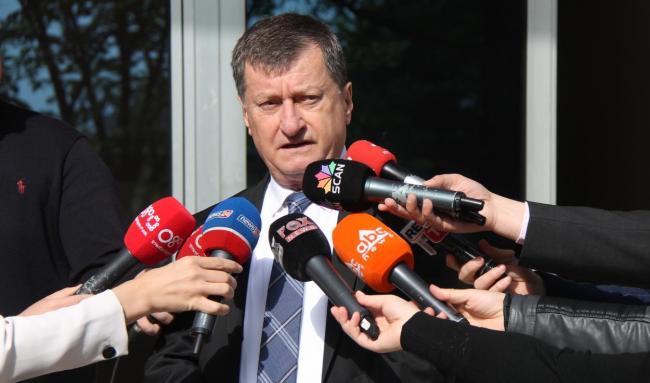Emri:  Fatmir-Braka-3.jpg

Shikime: 256

Madhsia:  33.6 KB