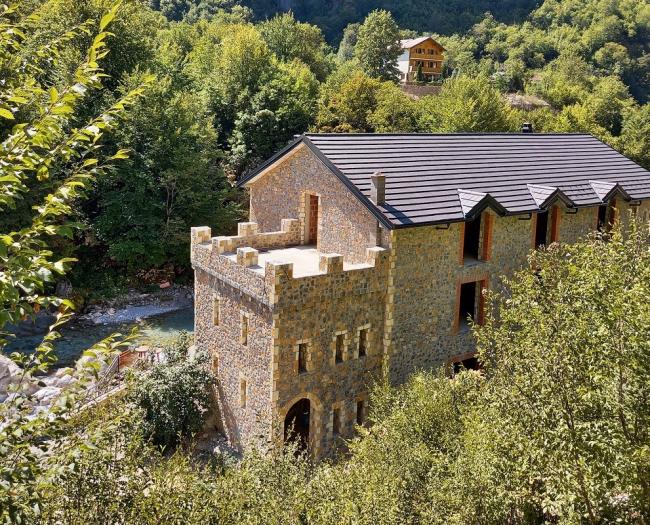 Emri:  Ndertim-buze-lumit-Valbona-ne-afersi-te-Dragobise.jpg

Shikime: 1154

Madhsia:  128.3 KB