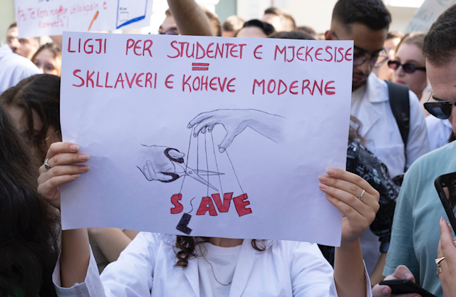 Emri:  Studentet-e-mjekesise-prej-nje-muaji-kane-bojkotuar-auditoret-duke-protestuar-per-ligjin-e-mirat.jpg

Shikime: 21

Madhsia:  90.0 KB