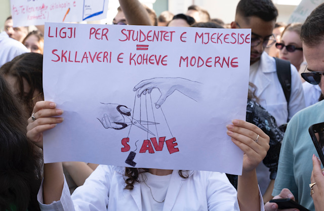 Emri:  Studentet-e-mjekesise-prej-nje-muaji-kane-bojkotuar-auditoret-duke-protestuar-per-ligjin-e-mirat.jpg

Shikime: 250

Madhsia:  90.0 KB