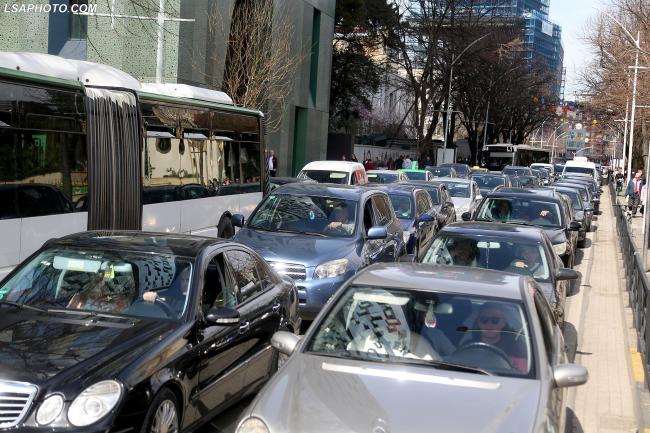 Emri:  Makina-ne-trafik.jpg

Shikime: 147

Madhsia:  70.5 KB