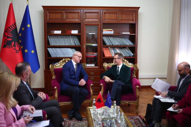 Emri:  Silvio-Gozato-dhe-Arben-Pellumbi-gjate-ne-takimi-1536x1025.jpg

Shikime: 341

Madhsia:  46.4 KB