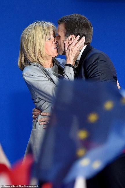 Emri:  77926335-13141197-Emmanuel_and_his_wife_kiss_to_celebrate_after_the_first_round_of-a-7_170923062.jpg

Shikime: 798

Madhsia:  33.7 KB