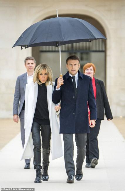 Emri:  77926311-13141197-Brigitte_Macron_and_her_husband_French_President_Emmanuel_Macron-a-9_170923063.jpg

Shikime: 836

Madhsia:  32.4 KB