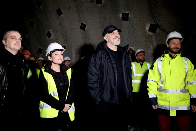 Emri:  Rama-Berberi-Balluku.jpg

Shikime: 384

Madhsia:  33.5 KB