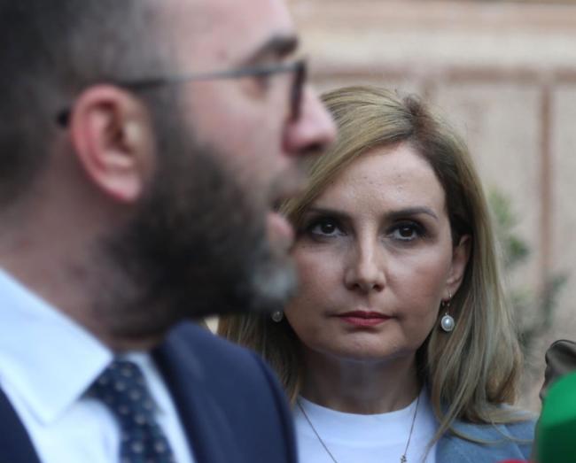 Emri:  Jorida-Tabaku-Gazmend-Bardhi.jpg

Shikime: 192

Madhsia:  27.1 KB