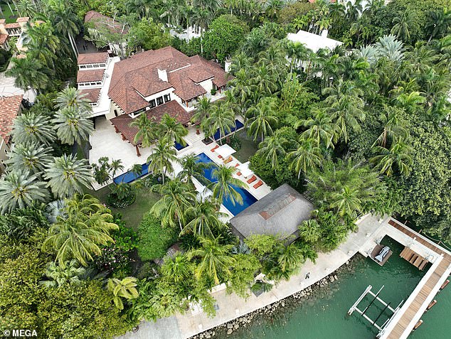 Emri:  83002469-13248979-Diddy_was_not_at_his_Star_Island_mansion_in_Miami_pictured_when_-a-2_171165814.jpg

Shikime: 11

Madhsia:  146.4 KB