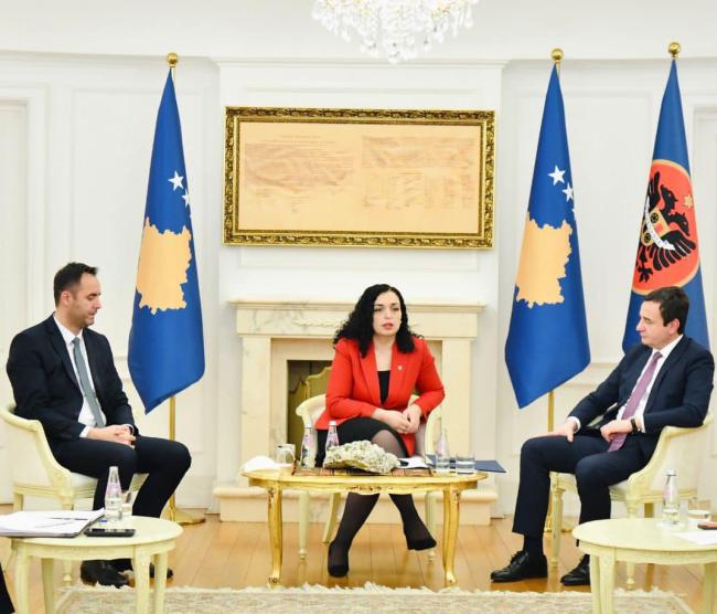 Emri:  tre-lideret.jpg

Shikime: 144

Madhsia:  52.3 KB