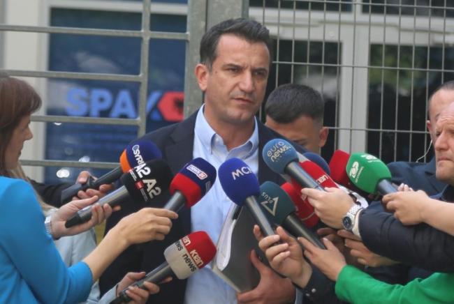 Emri:  Erion-Veliaj1-2.jpg

Shikime: 336

Madhsia:  40.2 KB