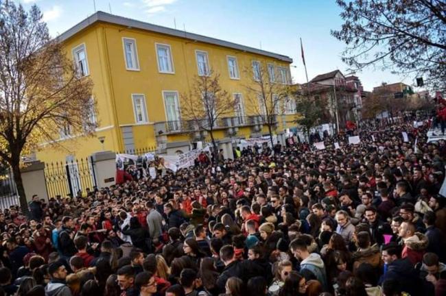 Emri:  proteste-studente.jpg

Shikime: 5

Madhsia:  67.6 KB