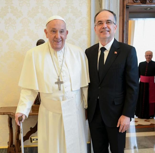 Emri:  Begaj-Papa-Francesku2.jpg

Shikime: 476

Madhsia:  42.6 KB