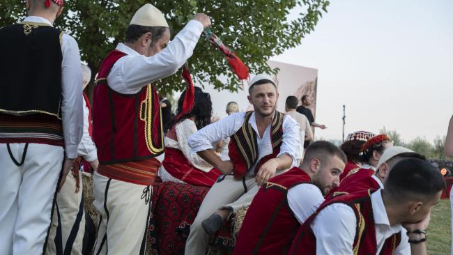 Emri:  FOTO-02-Dasmore-ne-inskenimin-e-dasmes-se-Skenderbeut-ne-Vaun-e-Dejes.-Foto_Nensi-Bogdani-scaled.jpg

Shikime: 801

Madhsia:  43.9 KB