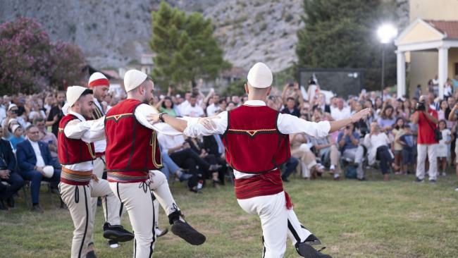 Emri:  FOTO-07-Valltare-performojne-perpara-spektatoreve-ne-inskenimin-e-dasmes-se-Skenderbeut.-Foto_Ne.jpg

Shikime: 761

Madhsia:  45.5 KB