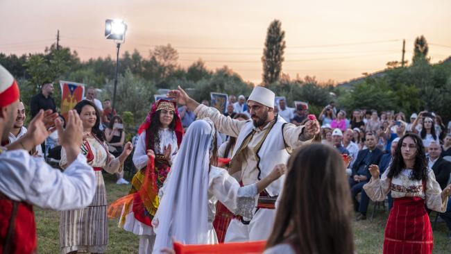 Emri:  FOTO-08-Aktore-ne-rolet-e-Gjergj-Kastriotit-dhe-Donika-Arianitit-gjate-inskenimit-te-dasmes-se-S.jpg

Shikime: 773

Madhsia:  42.1 KB