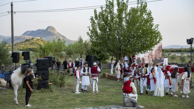 Emri:  FOTO-09-Dasmore-ne-inskenimin-e-dasmes-se-Skenderbeut-ne-Vaun-e-Dejes.-Foto_Nensi-Bogdani-scaled.jpg

Shikime: 790

Madhsia:  55.2 KB
