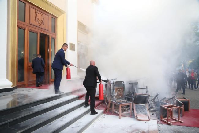 Emri:  Zjarr-ne-parlament-1.jpg

Shikime: 966

Madhsia:  34.0 KB