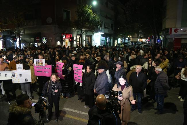 Emri:  protesta-per-martin-cani-5-1-scaled.jpg

Shikime: 1263

Madhsia:  47.0 KB