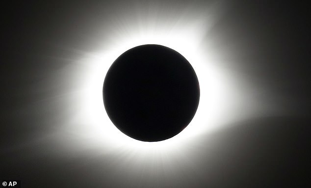 Emri:  69791971-13260543-Total_solar_eclipse_is_seen_near_Hopkinsville_Kentucky_on_August-a-99_17119984.jpg

Shikime: 27

Madhsia:  16.4 KB