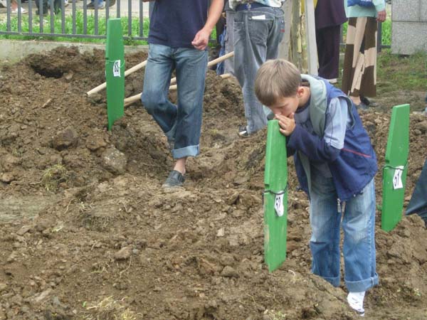 Emri:  Boy_at_2006_Srebrenica_funeral.jpg

Shikime: 228

Madhsia:  89.9 KB