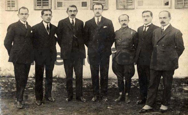 Emri:  ahmet-zogu-me-qeverine-ne-1923.jpg

Shikime: 1599

Madhsia:  47.6 KB