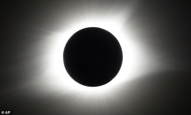 Emri:  69791971-13002089-Total_solar_eclipse_is_seen_near_Hopkinsville_Kentucky_on_August-a-88_17064351.jpg

Shikime: 98

Madhsia:  16.0 KB